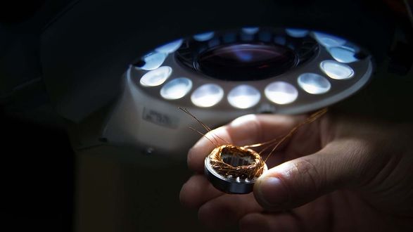 WITTENSTEIN cyber motor Nahaufnahme einer Wickelung unter dem Mikroskop